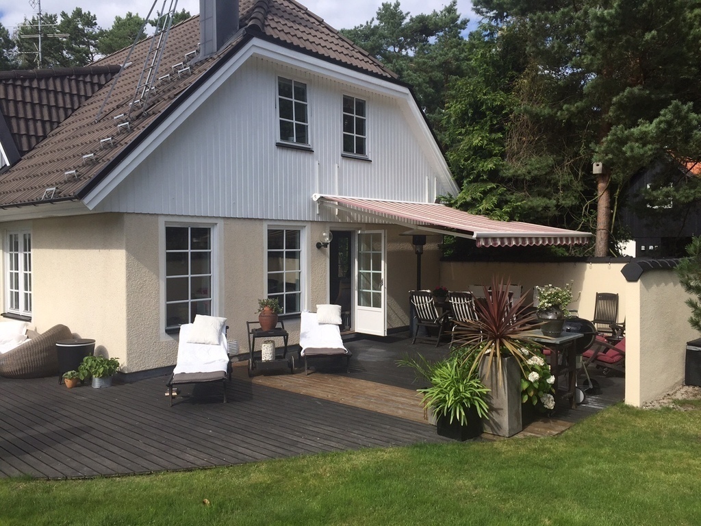 Sundeck with dining place and barbecue