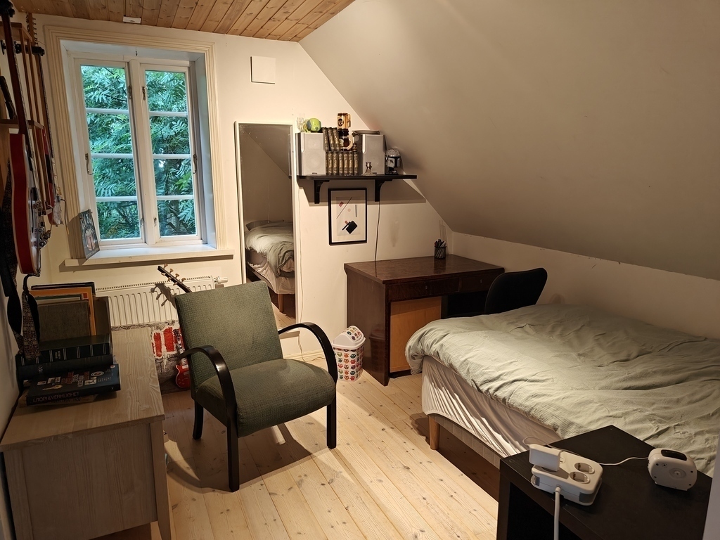 Bedroom with one bed