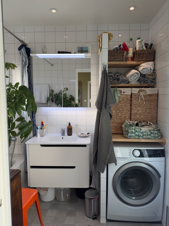 Bathroom with tub and washingmachine