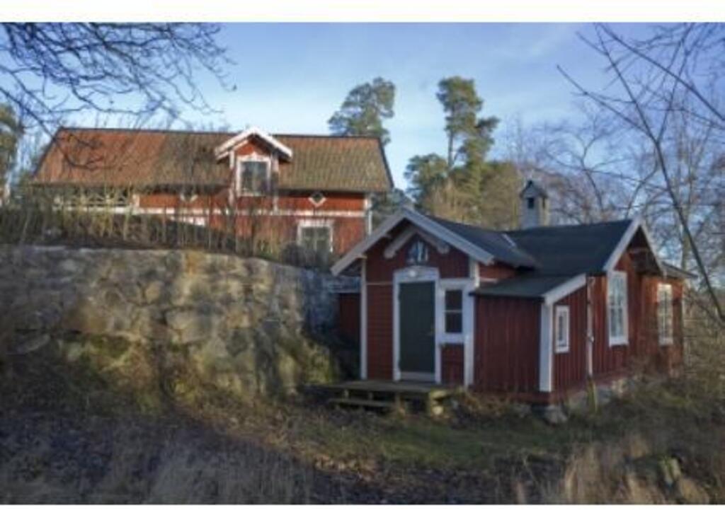 In the foreground, the cabin with the sauna
