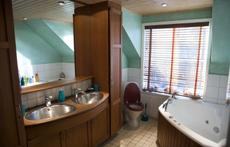 Bathroom with jacussi