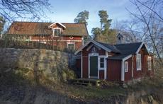 In the foreground, the cabin with the sauna
