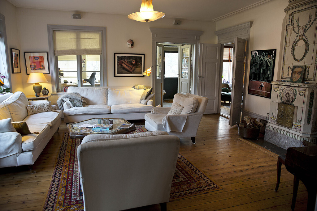 Downstairs living with Dutch oven from 1850