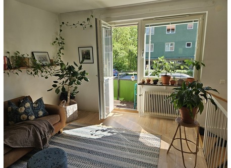 Upstairs livingroom with balcony