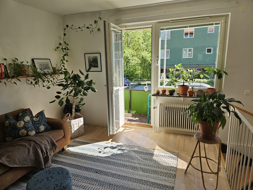Upstairs livingroom with balcony