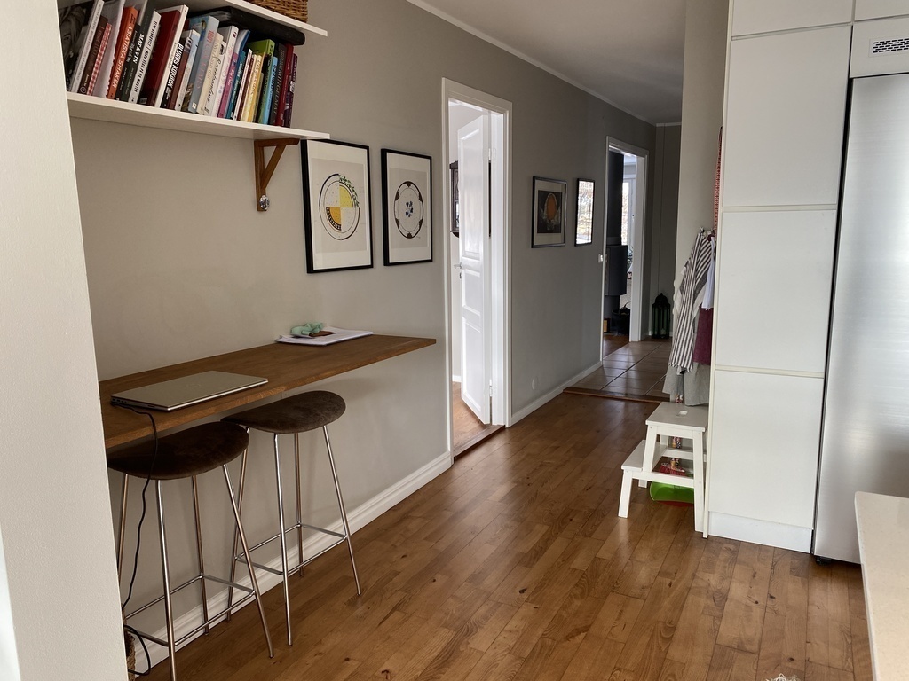 Hallway from kitchen to TV- and living room