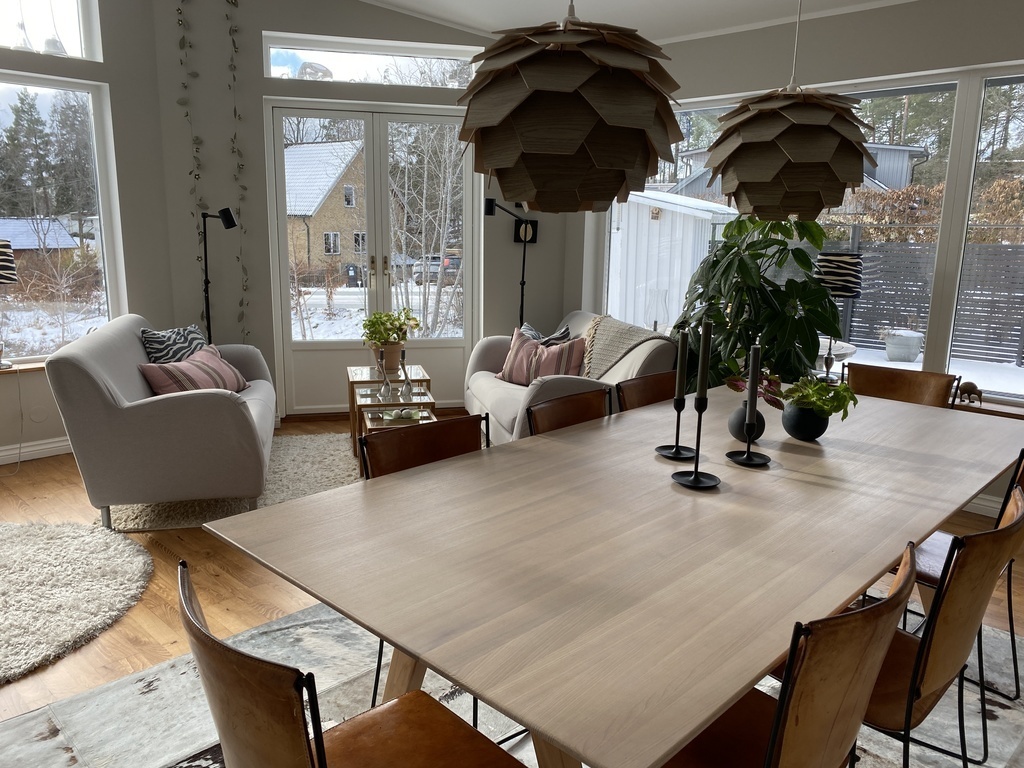 The kitchen dining table