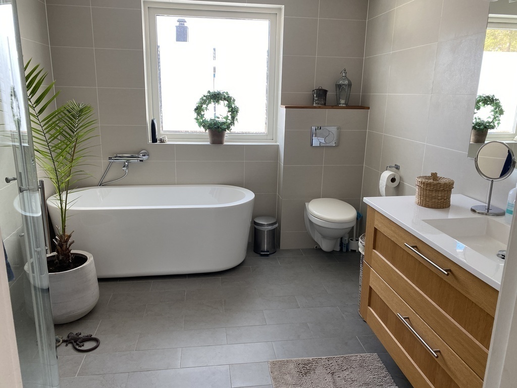 Bathroom upstairs, shower and bathtub