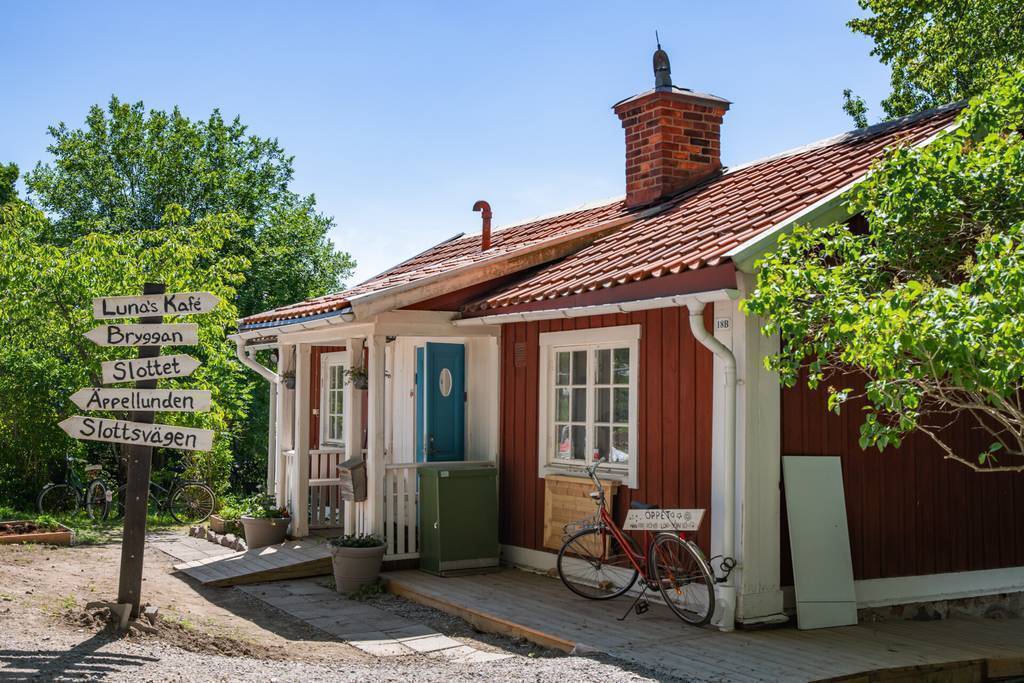 Luna café, a cute café for a coffee during the walk along shore