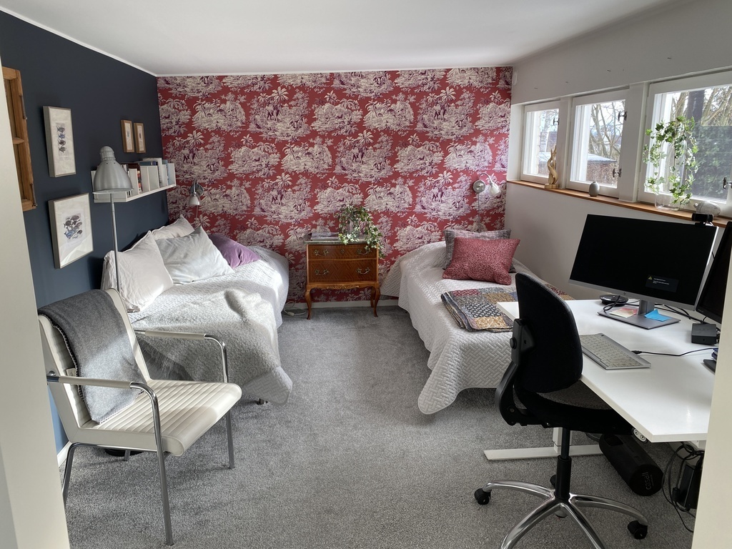 Guest room and office close to the kitchen