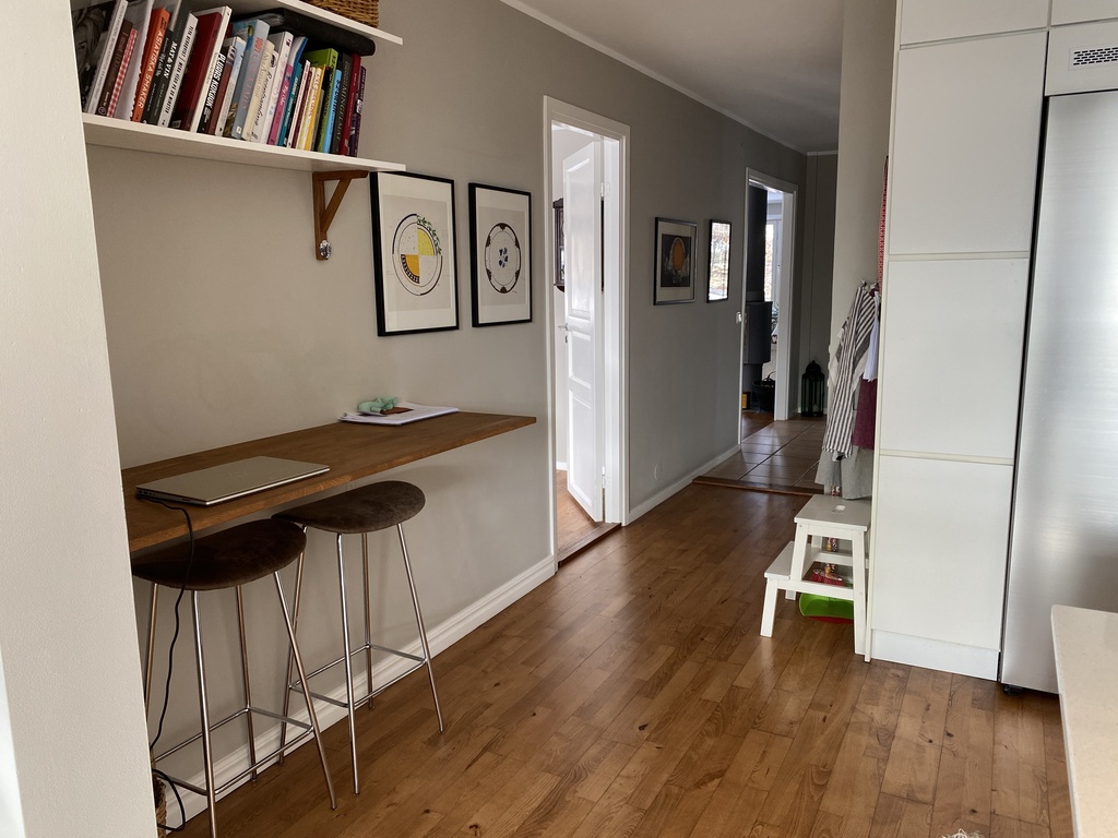 Hallway from kitchen to TV- and living room
