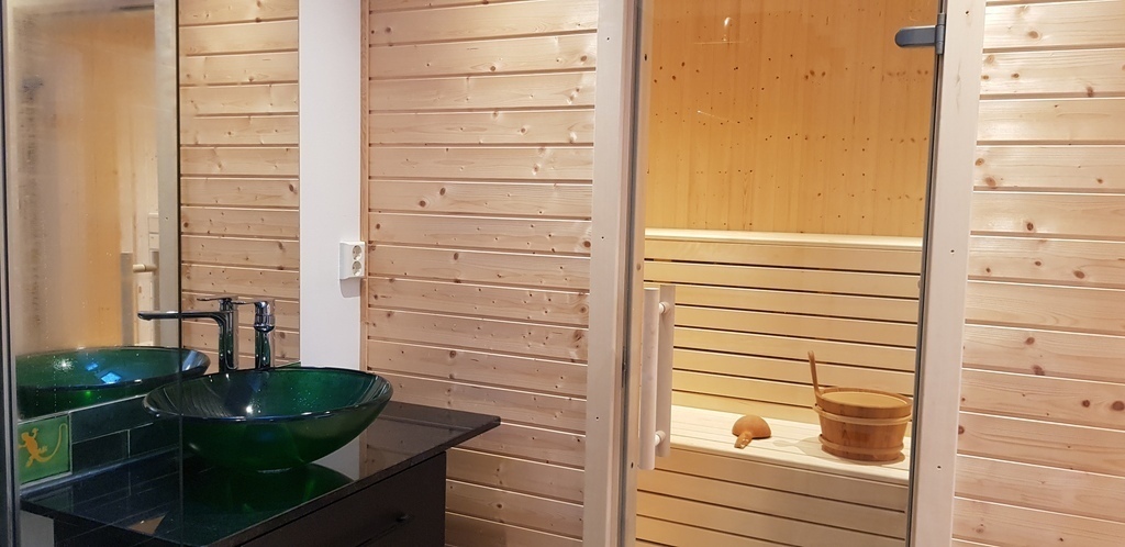 Sauna and second bathroom