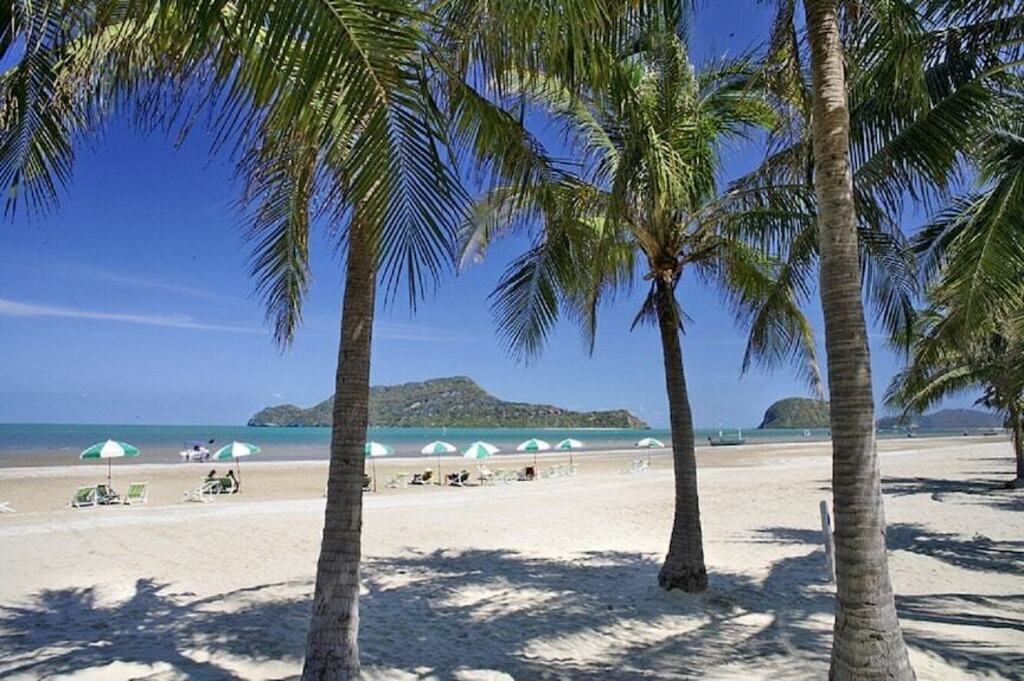 La plage de dolphin bay ...à 6 kms.