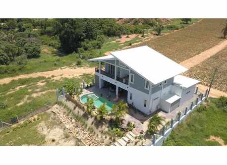 Vua aérienne de la villa nichée dans un écrin de verdure .à flanc de colline.