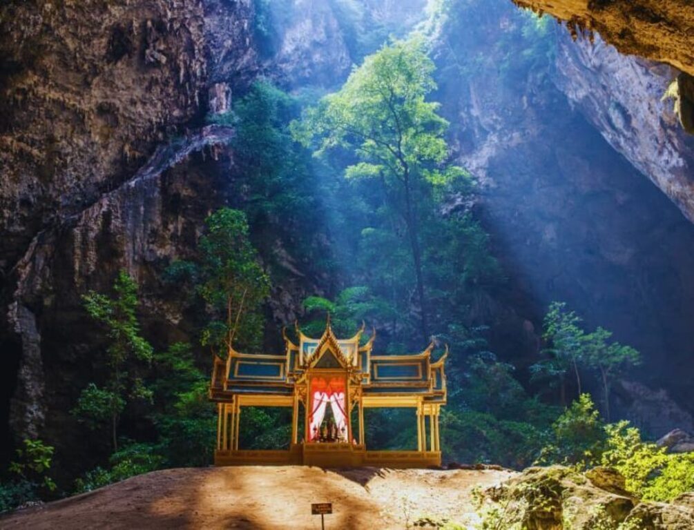 Le pavillon royal de phaya nakhon cave ...magnifique.