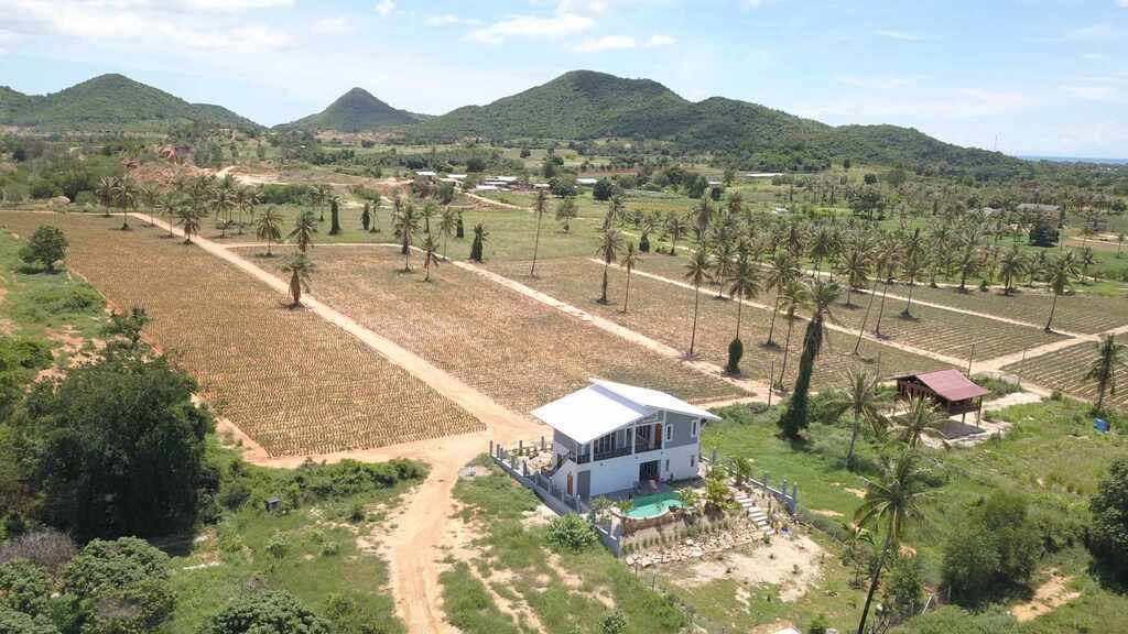 Vue aérienne des campagnes autour de la villa.