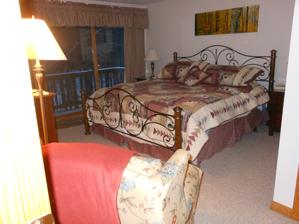 Main bedroom with en-suite full bathroom