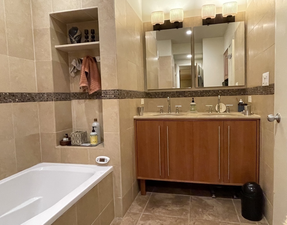 Main bathroom - bathtub has whirlpool jets