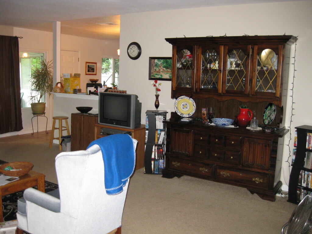 Living room, with view to kitchen