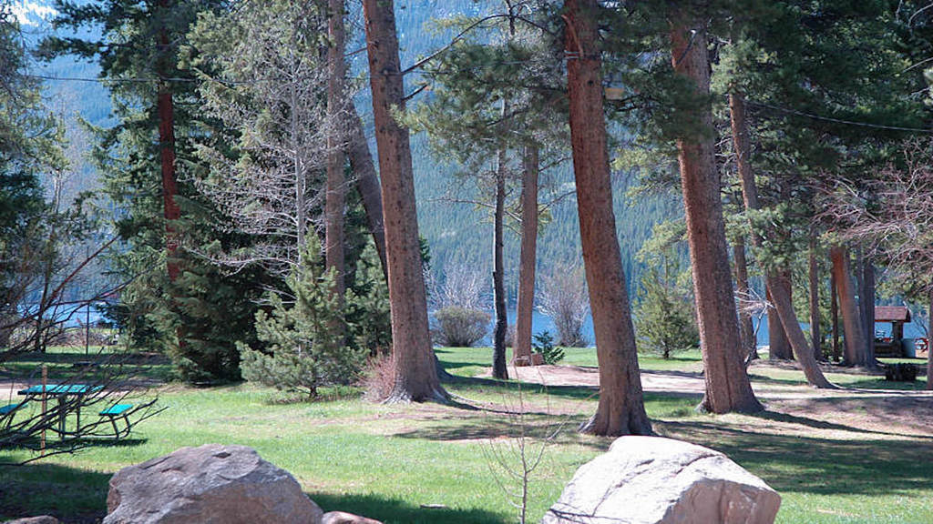 the cabin shares land with about 25 other stand alone cabins in a community called "Lemmon Lodge"- walk to the lake/walk to town