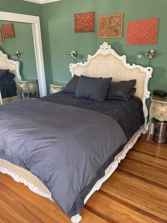 Primary bedroom, queen.