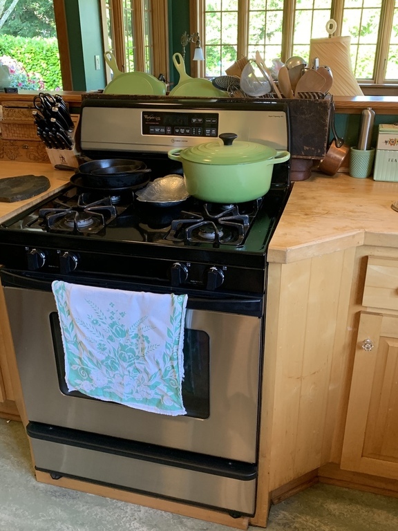 Stove with several varieties of cookware