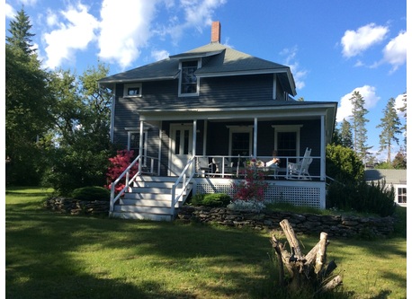 2 storey house, c1860, 2 lounges, dining room, kitchen, full bath up- and downstairs, apartment over attached garage which sleeps 4 ( 2 twin beds, one queen-sized hide-a-bed); washer/dryer in downstairs bathroom.