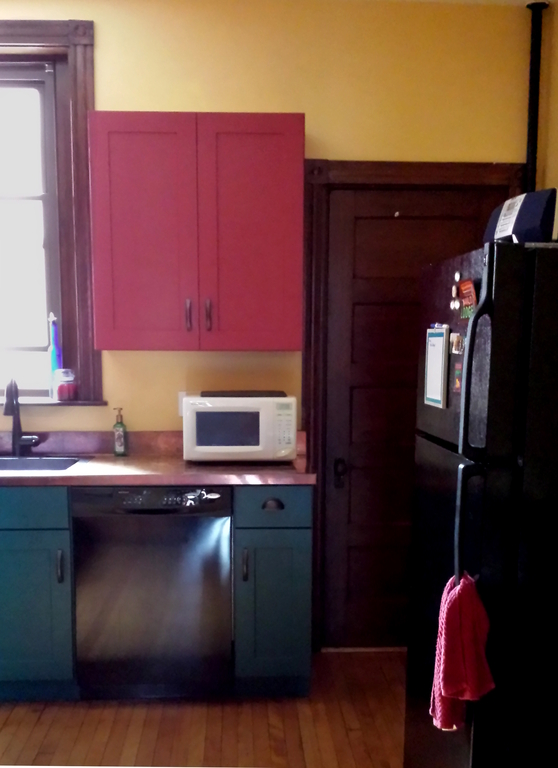 Fully equipped kitchen with dishwasher, microwave, stand mixer