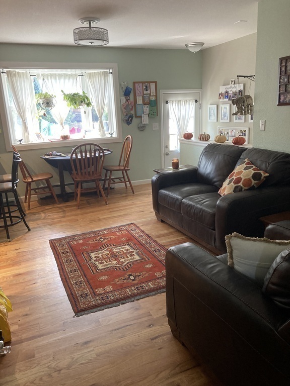 Kitchen sitting area