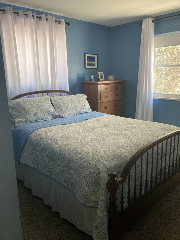 Guest bedroom (queen size)