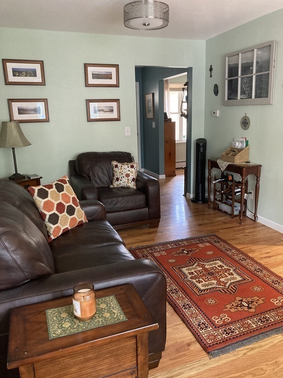 Kitchen sitting area