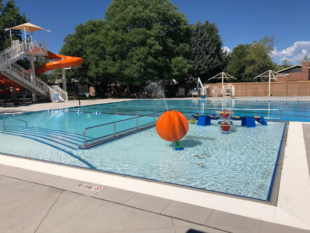 Ben Franklin Pool - 2 minutes drive