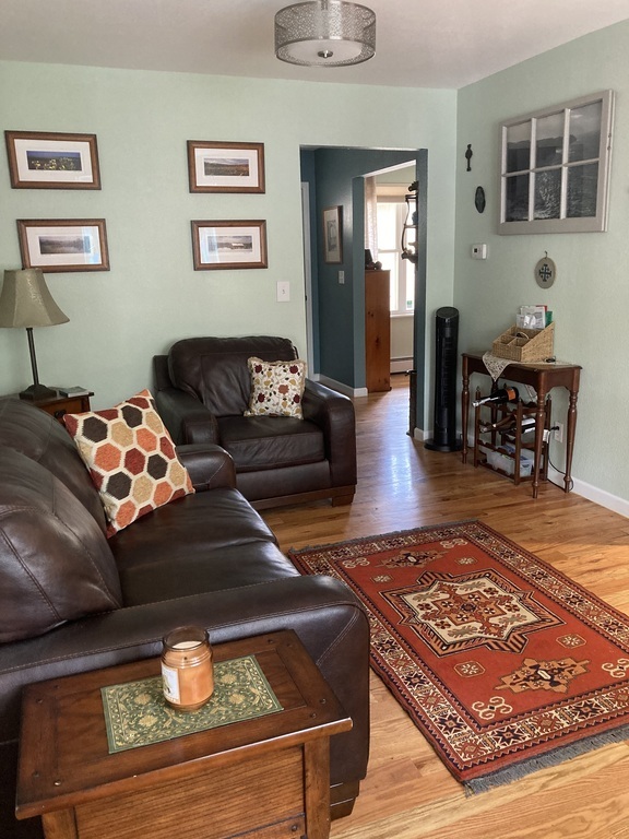 Kitchen sitting area