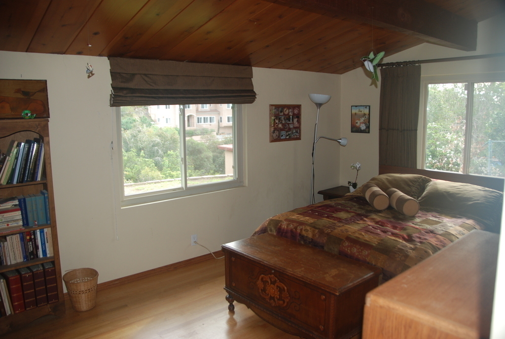 Guest room queen bed