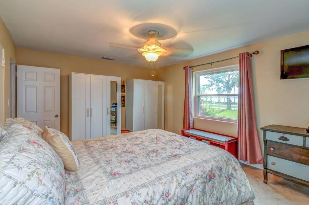 Master Bedroom, King Bed.