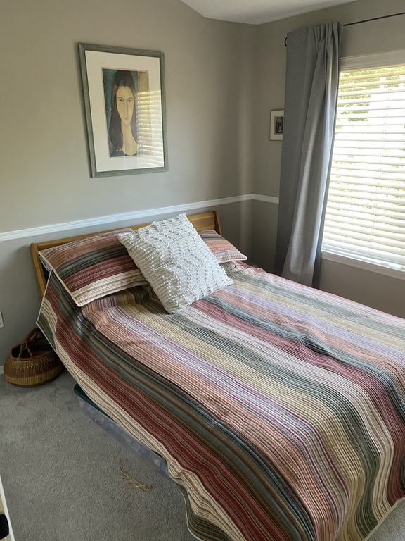 second bedroom (queen bed)