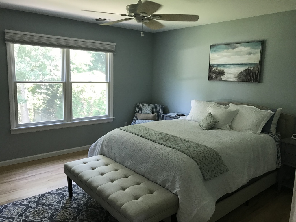 primary bedroom (queen bed)