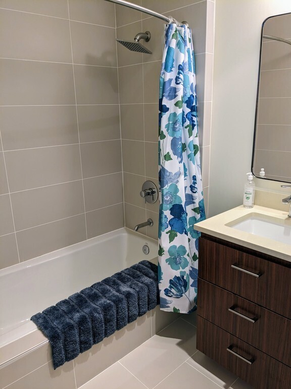 Guest bathroom with shower/tub