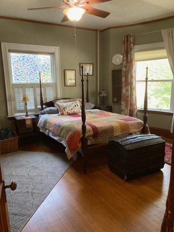 Queen Bedroom (sleeps 2 people)