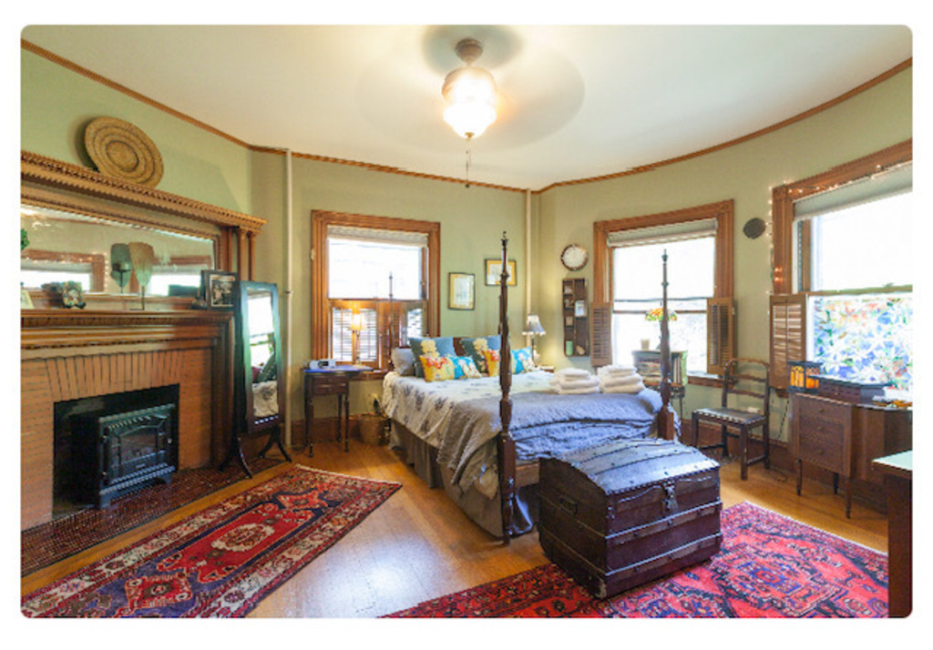  Bedroom with Queen size bed (sleeps 2 people), bureau and closet