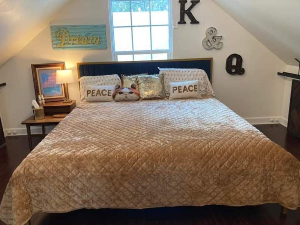 Upstairs King Sized Bed in Loft Master Bedroom - Air Conditioning Upstairs