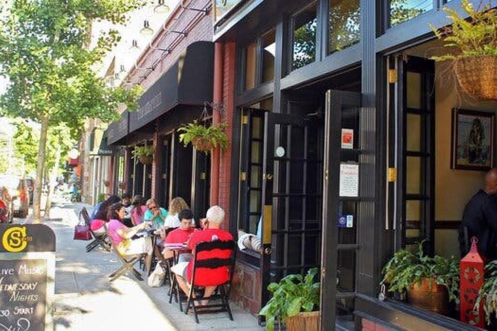 The town of Dobbs Ferry has many restaurants and pubs, all in walking distance.