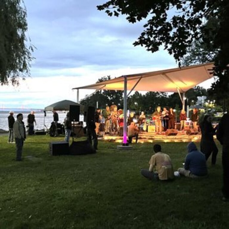 There are free concerts on Friday and Wednesday evenings in the summer at Dobbs Ferry Waterfront Park.