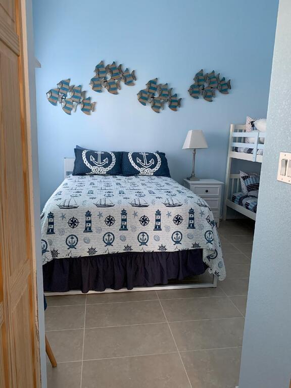 Guest bedroom (queen plus 2 single bunks)