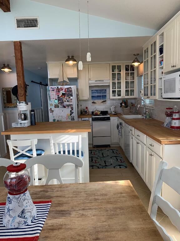Complete kitchen with island/bar with stools