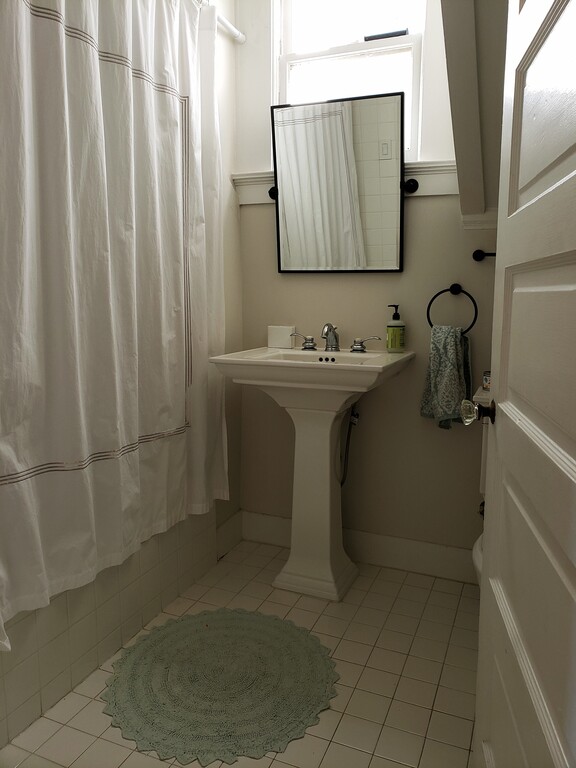 upper level full bath