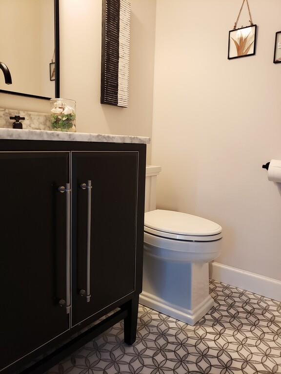 1/2 bath in den - adjacent to the salon on the main level