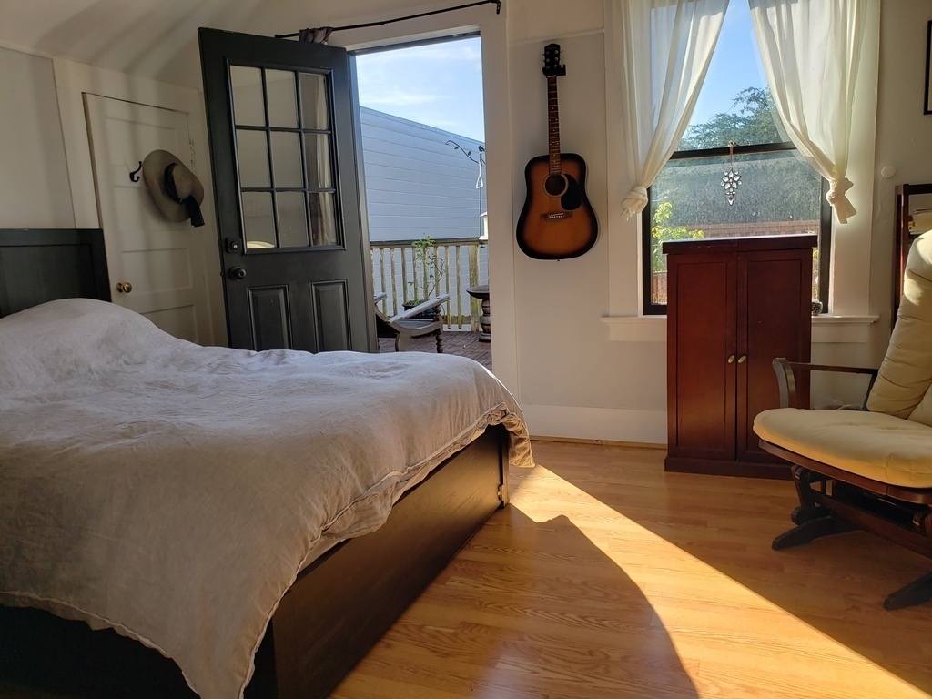 upper bedroom with queen size bedroom with balcony facing backyard 