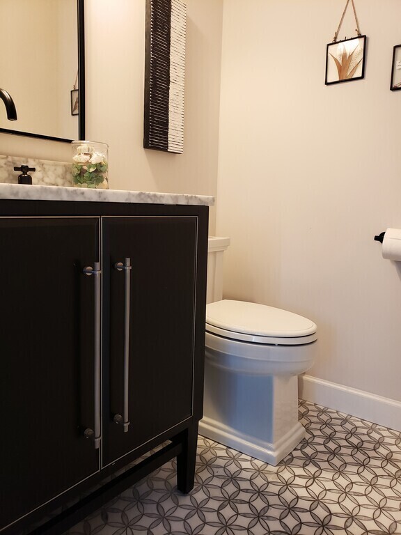 1/2 bath in den - adjacent to the salon on the main level