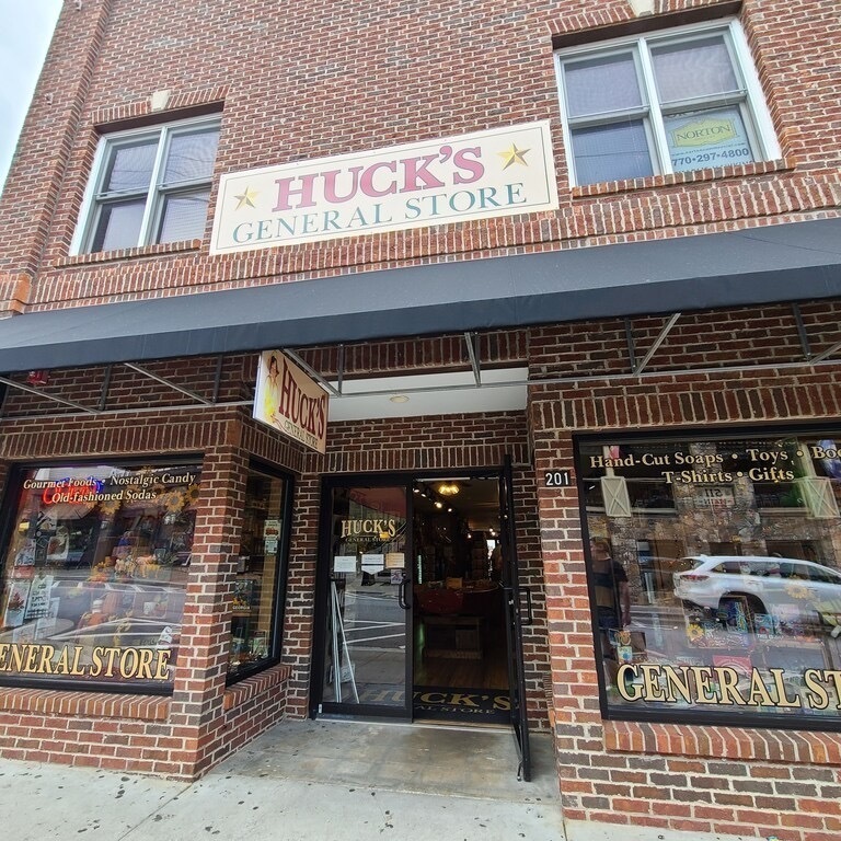 Downtown 5 minutes away